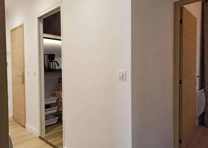 8 Fashionable On Prestigious Faubourg Saint Honore *